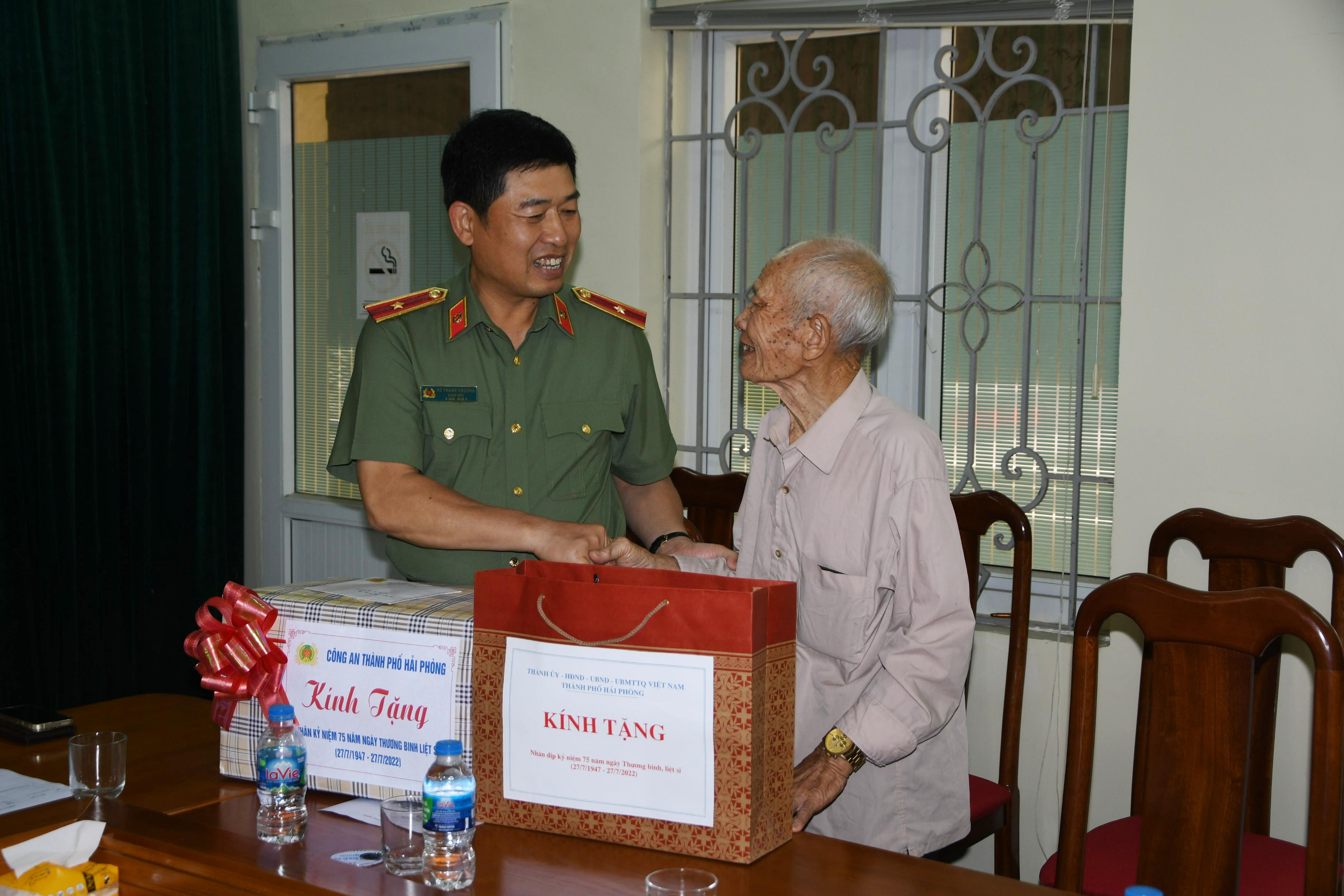 Đồng chí Thiếu tướng Vũ Thanh Chương, Giám đốc Công an thành phố thăm, tặng quà gia đình chính sách tiêu biểu ở quận Hải An